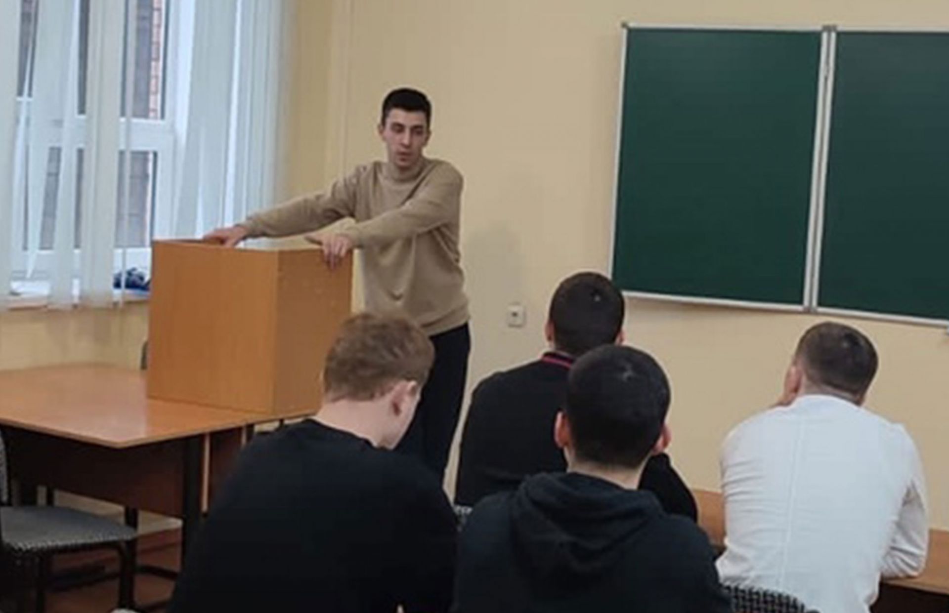 Студенты Владикавказского института управления отметили День Конституции.