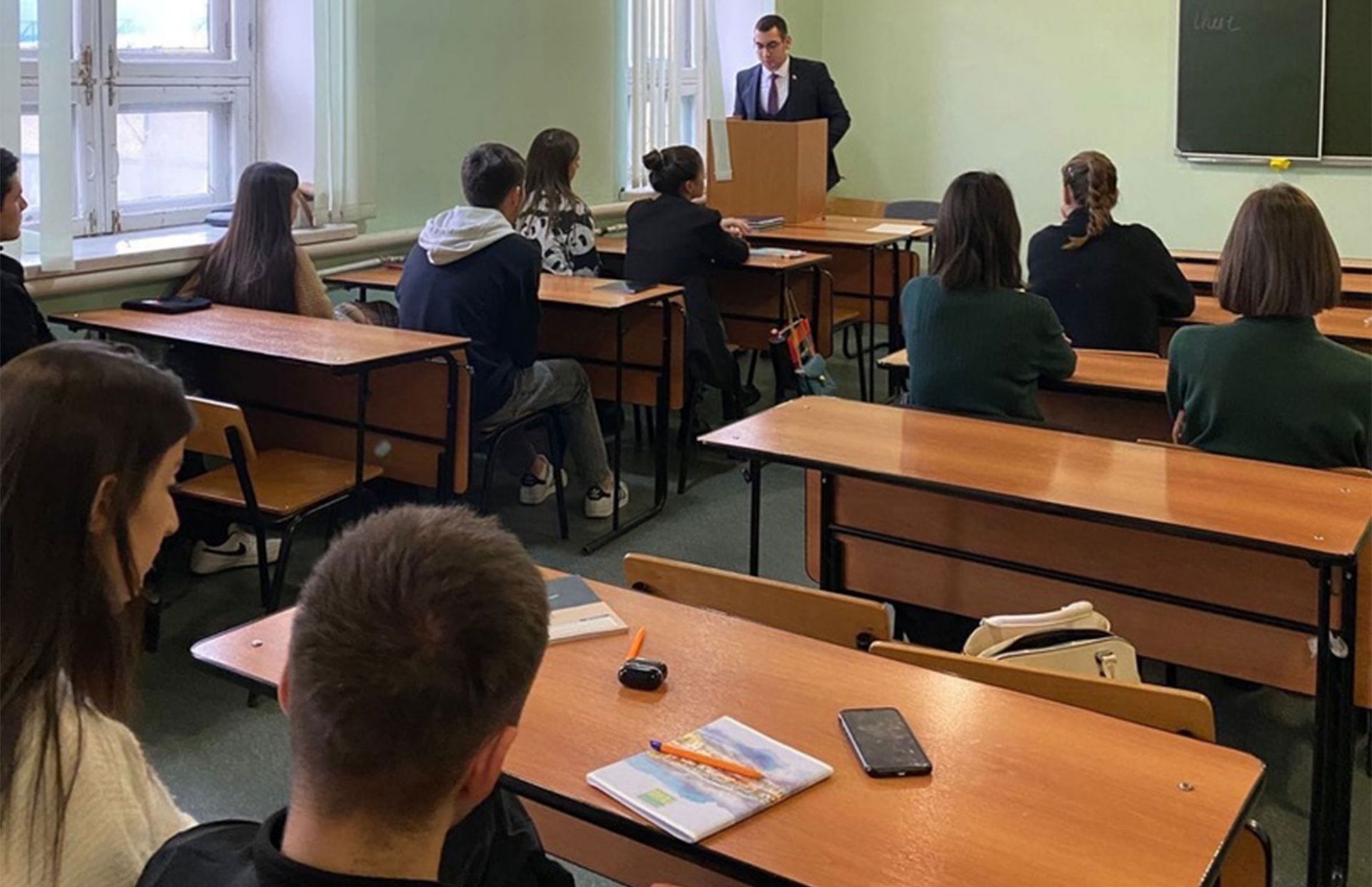 Студенты Владикавказского института управления отметили День Конституции.