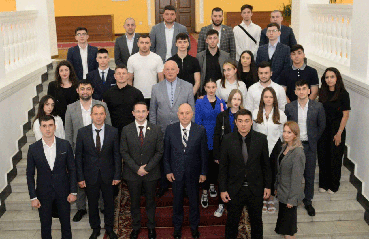 Студенты Владикавказского института управления посетили  круглый стол посвященный теме Патриотического и духовно-нравственного воспитания в Республике Северная Осетия-Алания.