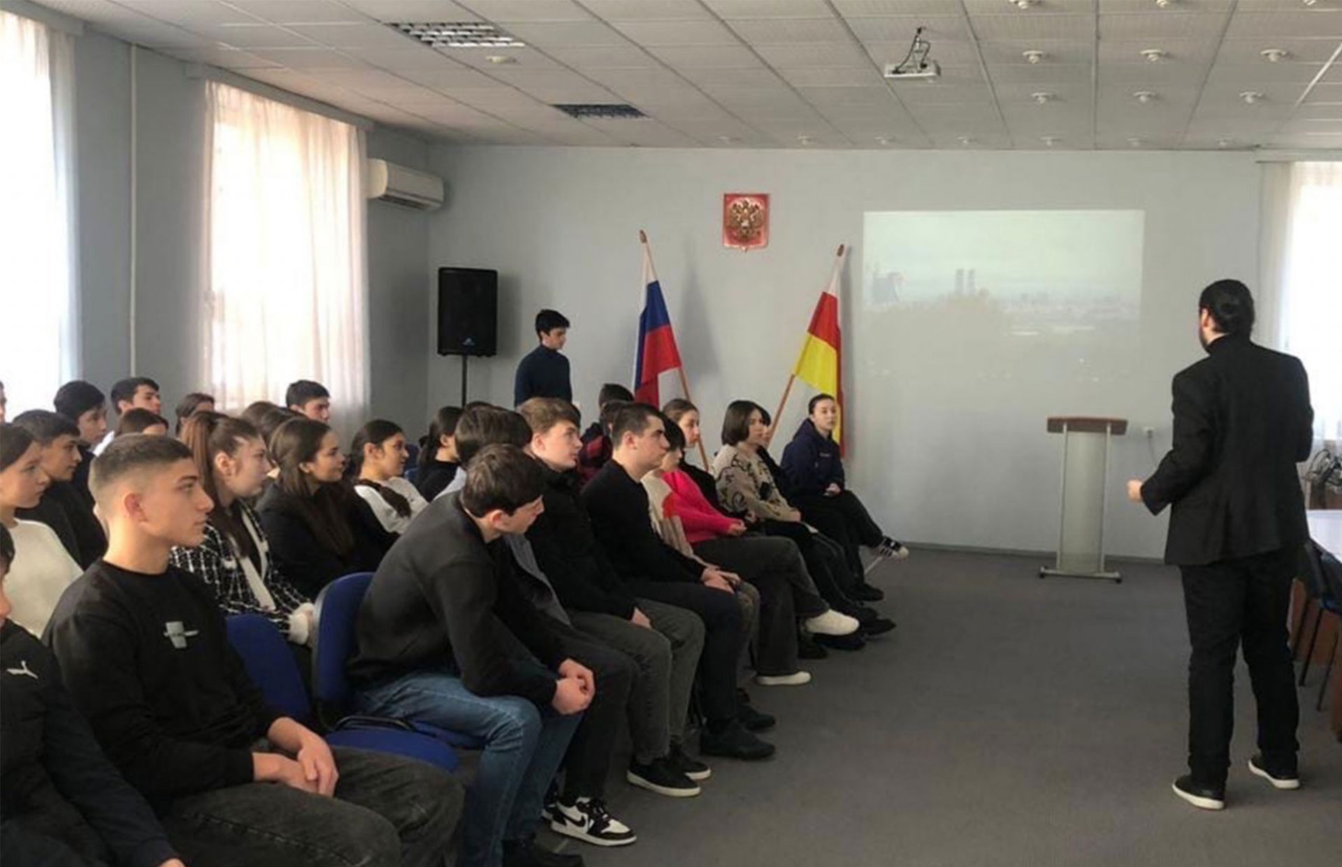 В конференц- зале Владикавказского колледжа управления состоялась встреча с сотрудниками Координационного центра по противодействию идеологии терроризма и профилактика экстремизма.