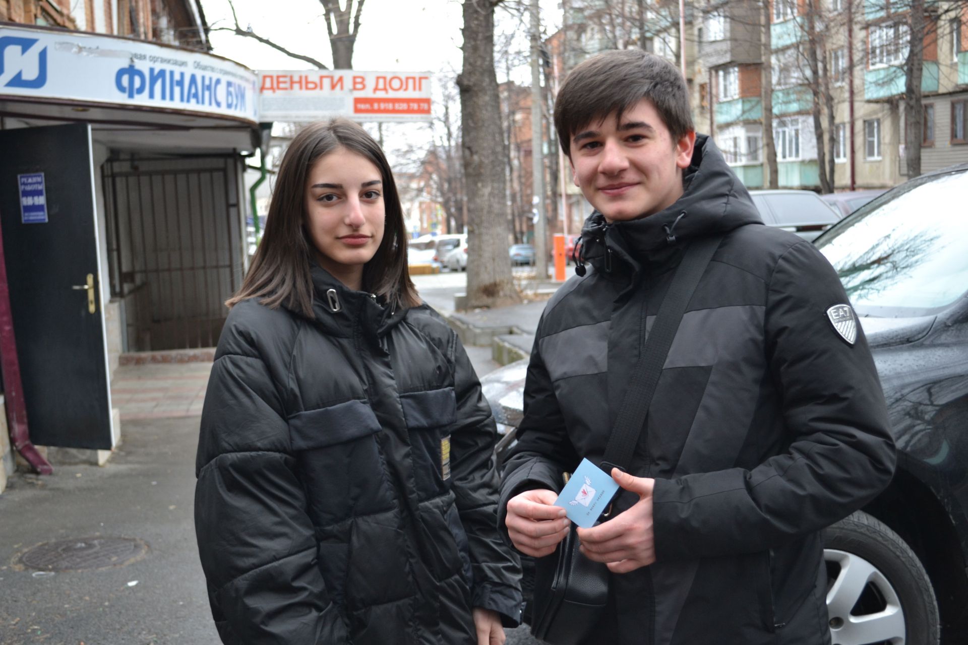 Студенты Владикавказского колледжа управления поздравляли прохожих открытками с Днем Святого Валентина
